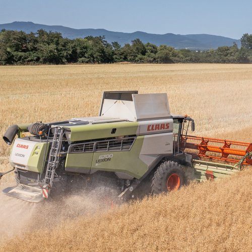 Kombajn CLAAS Lexion pri zbere obilia