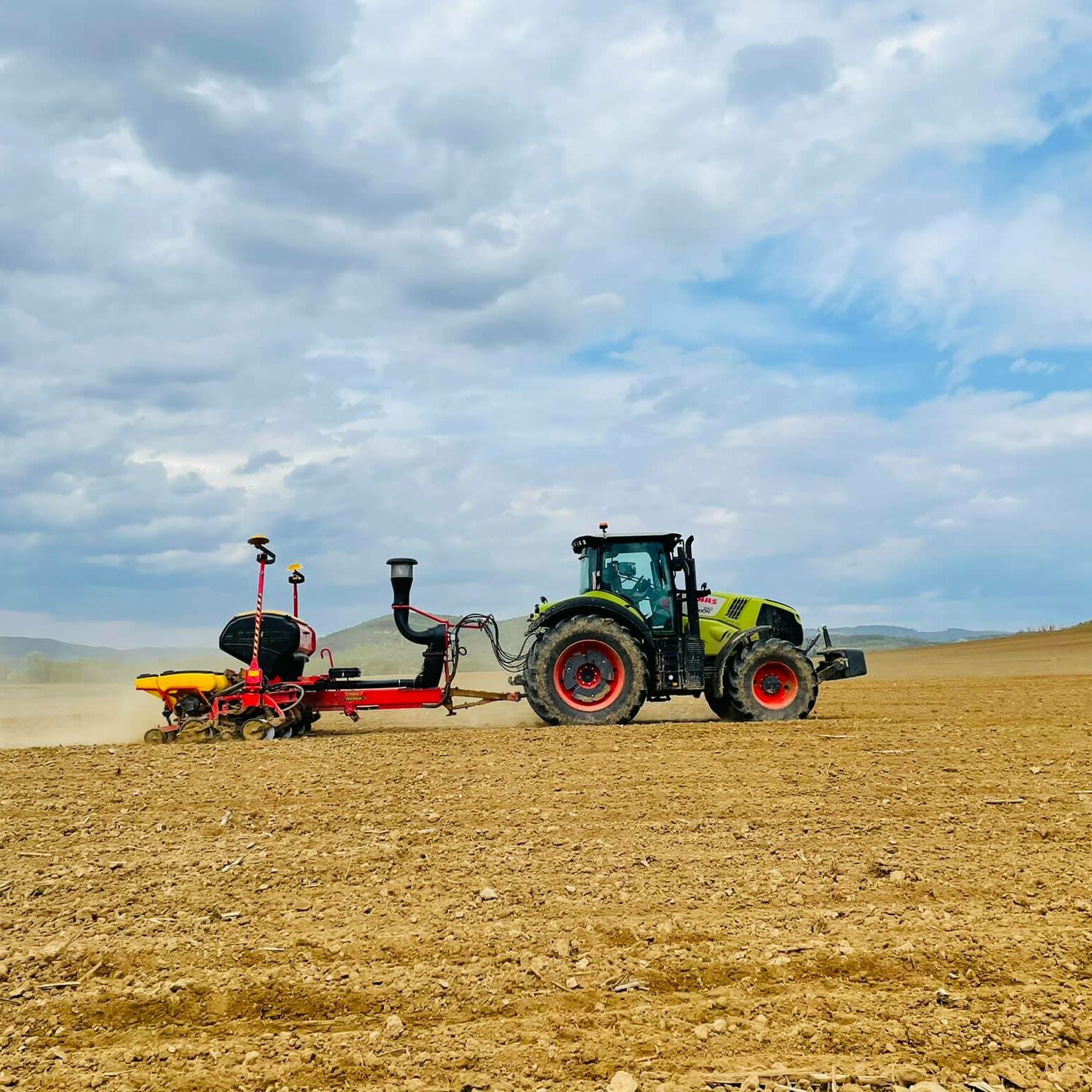 Traktor CLAAS s presným sejacím strojom Väderstad pri sejbe